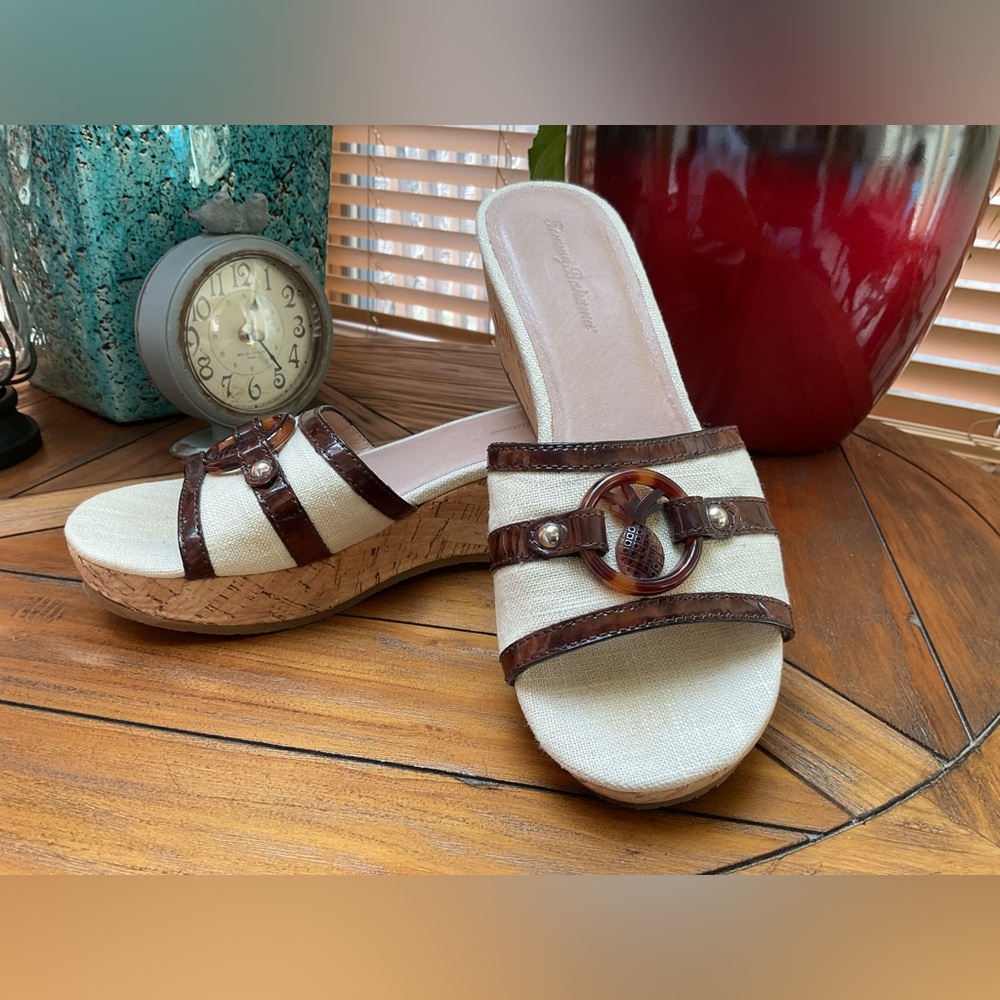 Tommy Bahama ladies leather slides. EUC
